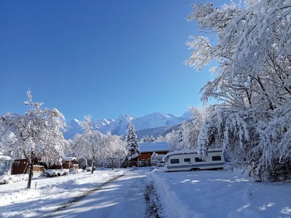 Stellplatz - Stellplatz Nature (1 Zelt, Wohnwagen, Wohnmobil / 1 Auto) - Campasun Camping Le Clos du Pin Stellplatz - Stellplatz Nature (1 Zelt, Wohnwagen, Wohnmobil / 1 Auto) - Campasun Camping Le Clos du Pin