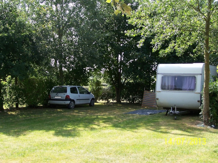 Emplacement Plein Air Détente + Tente Ou Caravane + Véhicule