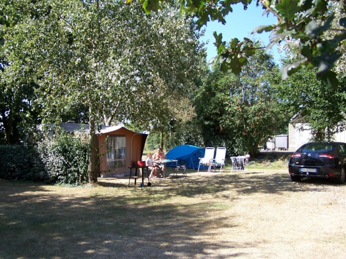 Emplacement Grande Famille + Tente Ou Caravane + Véhicule + Électricité