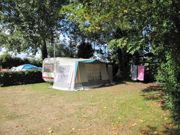 Emplacement Plein Air Détente + Tente Ou Caravane + Véhicule
