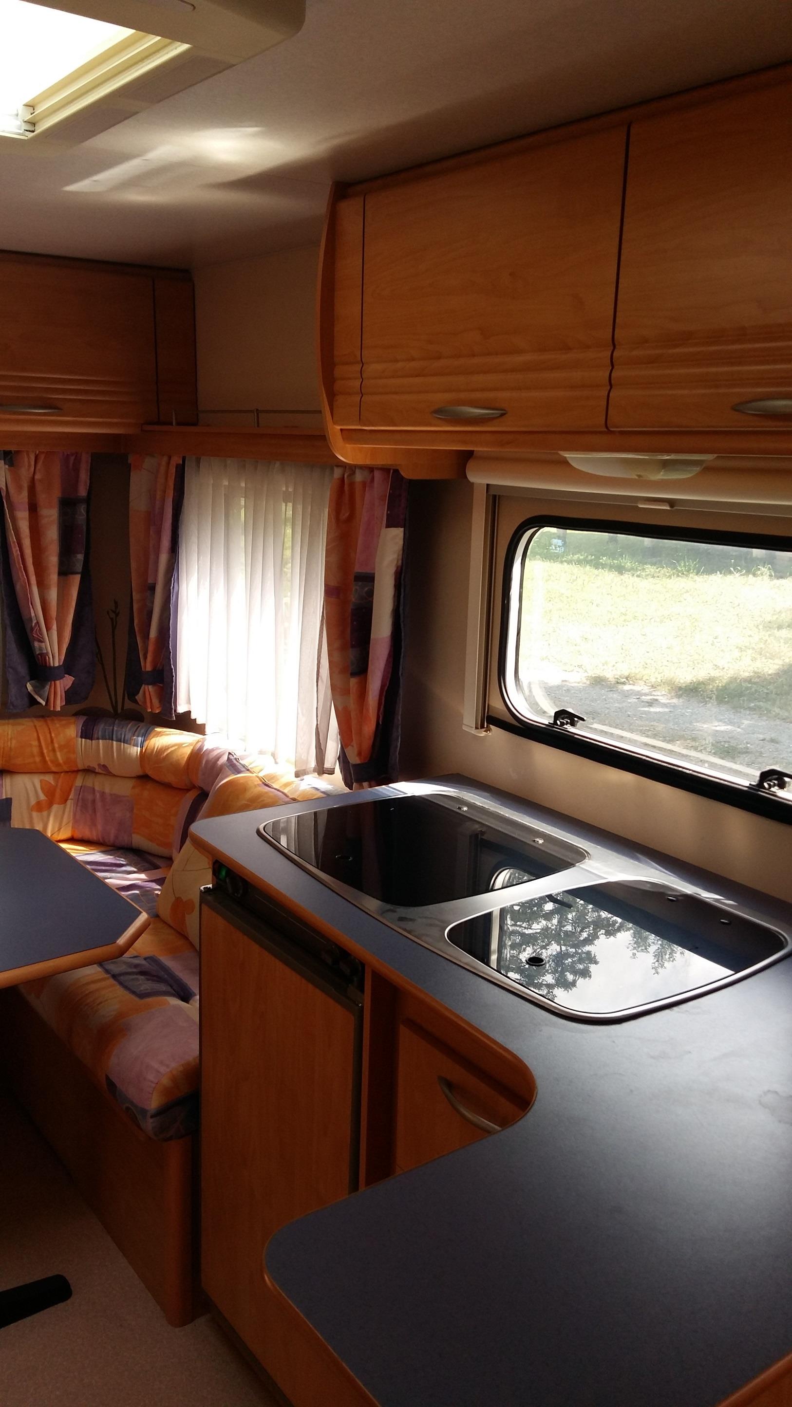 Location - Caravane Avec Auvent Sans Sanitaires, 1 Chambre - Camping le Grand Cerf