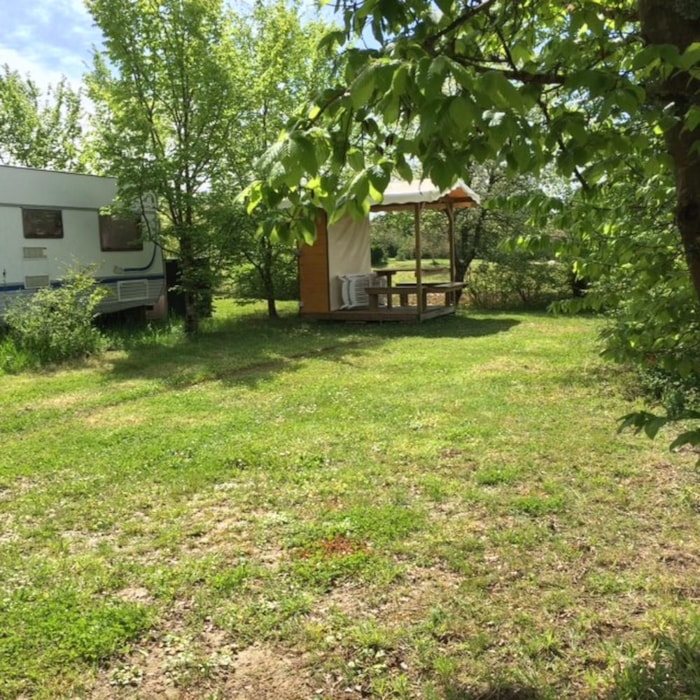 Emplacement Premium- 130M² - Électricité 10A - Eau - Wifi Gratuit - Frigo - Bbq - Meubles De Jardin