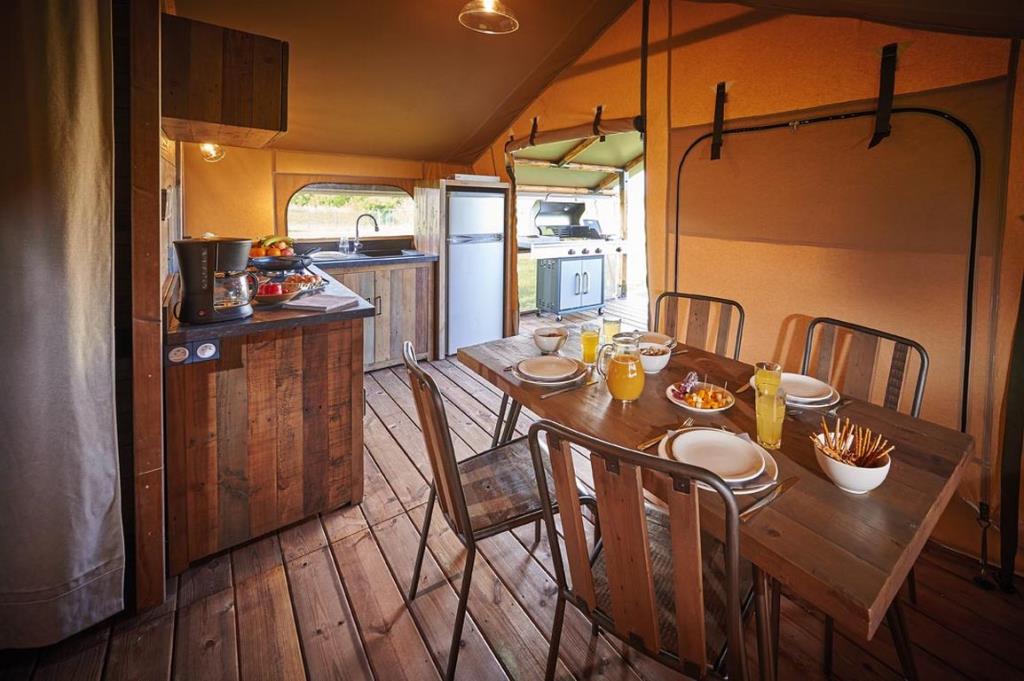 Tente Lodge Luxe 34 M2, 2 Chambres, Avec Sdb, Wc, Terrasse Couverte, Vue Sur Le Lac Tente Lodge Luxe 34 M2, 2 Chambres, Avec Sdb, Wc, Terrasse Couverte, Vue Sur Le Lac