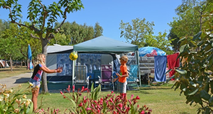Piazzola : 1 Auto + Tenda, Roulotte O Camper Piazzola : 1 Auto + Tenda, Roulotte O Camper