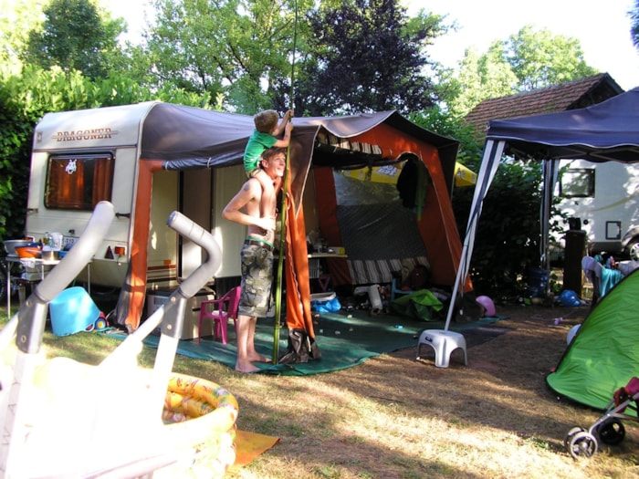 Piazzola Confort : Tenda, Roulotte + 1 Auto, Camper + Elettricità 16A