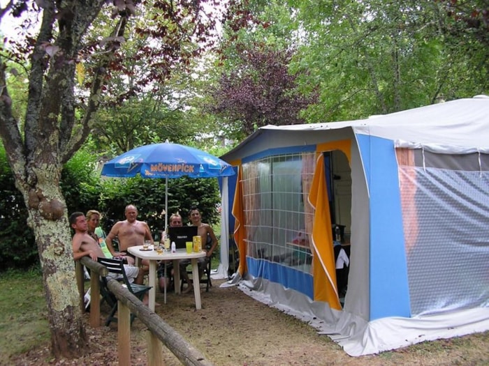Piazzola Confort : Tenda, Roulotte + 1 Auto, Camper + Elettricità 16A
