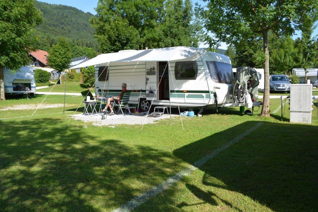Premium-Stellplatz Inkl. Auto/ Zelt/ Wohnwagen/Wohnmobil Premium-Stellplatz Inkl. Auto/ Zelt/ Wohnwagen/Wohnmobil