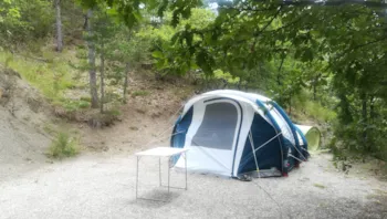 Stellplatz - Stellplatz Confort (Wohnwagen, Wohnmobil / 1 Auto / Strom 10A) 80-100M² - Flower Camping Le Clot du Jay Stellplatz - Stellplatz Confort (Wohnwagen, Wohnmobil / 1 Auto / Strom 10A) 80-100M² - Flower Camping Le Clot du Jay