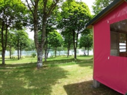 Location - Bungalow Tithome 20M2, Sans Équipem.Sanitaire/Eau Courante, Vue Lac - Camping SOLEIL LEVANT