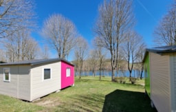 Location - Bungalow Tithome 20M2, Sans Équipem.Sanitaire/Eau Courante, Vue Lac - Camping SOLEIL LEVANT