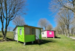Location - Bungalow Tithome 20M2, Sans Équipem.Sanitaire/Eau Courante, Vue Lac - Camping SOLEIL LEVANT