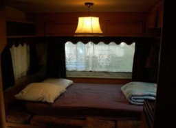 Location - Caravane Vintage Équipée, 2 Personnes Incluses - Camping LES CERISIERS