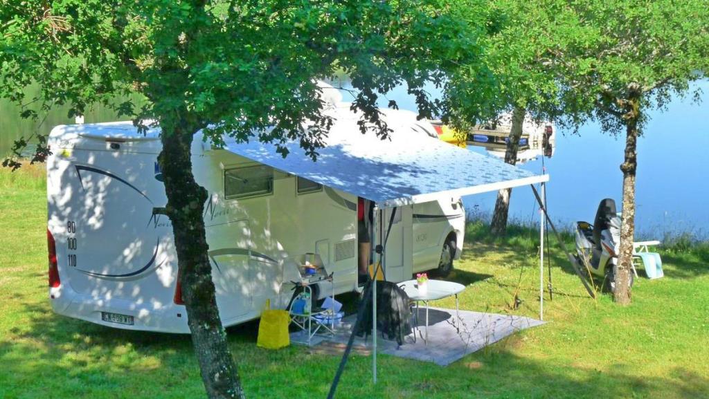 Pitch - Pitch Selves (With Direct Access And View To The Lake)) - Camping LA ROMIGUIERE