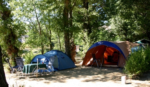 Pitch - Comfort Package (Car + Tent Or Caravan Or Camping-Car) + Electricity 6A - Camping du VIADUC