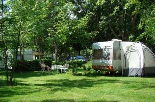 Pitch - Comfort Package (Car + Tent Or Caravan Or Camping-Car) + Electricity 6A - Camping du VIADUC
