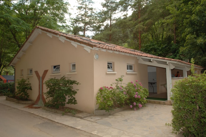 Parcela Confort (Tienda, Caravana, Autocaravana / 1 Coche / Electricidad 10A)