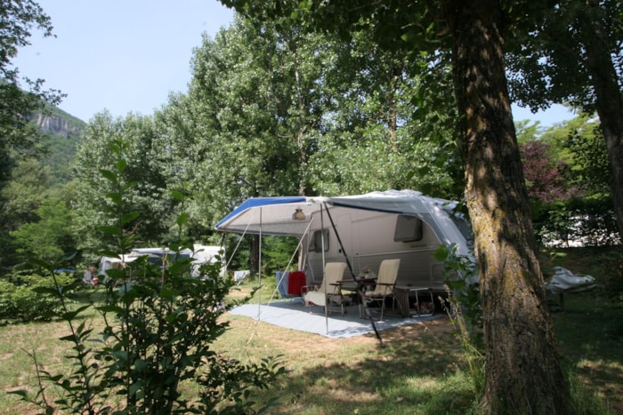 Parcela Confort (Tienda, Caravana, Autocaravana / 1 Coche / Electricidad 10A)