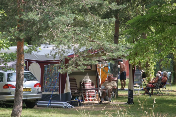 Parcela Confort (Tienda, Caravana, Autocaravana / 1 Coche / Electricidad 10A)