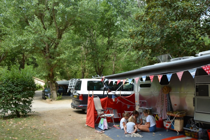 Parcela Confort (Tienda, Caravana, Autocaravana / 1 Coche / Electricidad 10A)