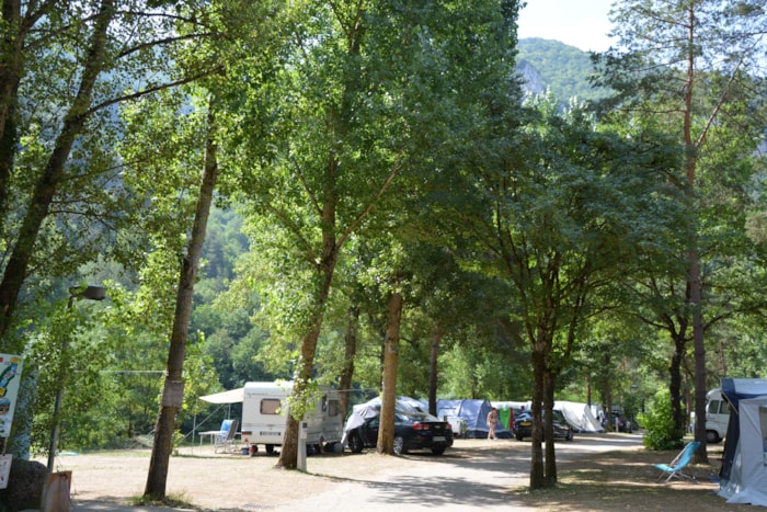 Parcela Confort (Tienda, Caravana, Autocaravana / 1 Coche / Electricidad 10A)