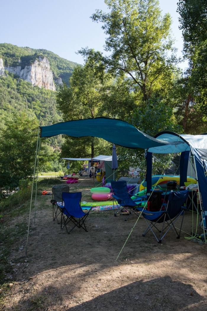 Parcela Confort (Tienda, Caravana, Autocaravana / 1 Coche / Electricidad 10A)