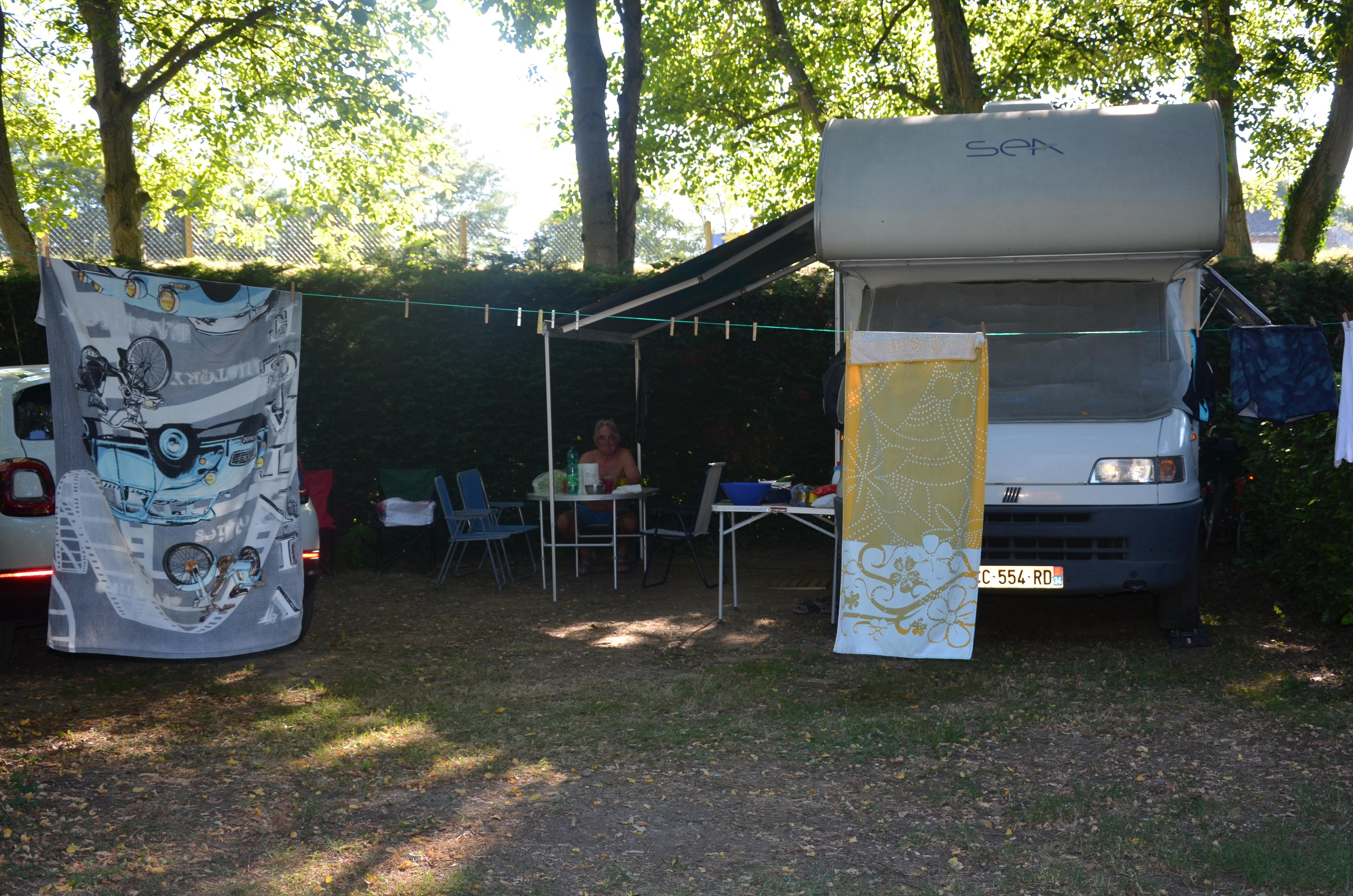 Stellplatz Confort (Zelt, Wohnwagen, Wohnmobil / 1 Auto / Strom 10A) Stellplatz Confort (Zelt, Wohnwagen, Wohnmobil / 1 Auto / Strom 10A)
