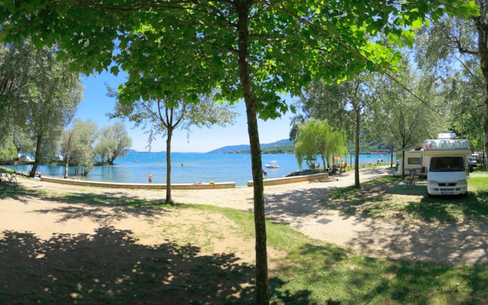Piazzola Prima Fila Lago 80 M2: 1 Auto + Tenda/Roulotte O 1 Camper + Elettricità 6A+ Carico Acqua