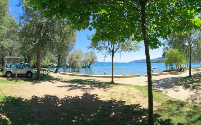 Piazzola Prima Fila Lago 80 M2: 1 Auto + Tenda/Roulotte O 1 Camper + Elettricità 6A+ Carico Acqua