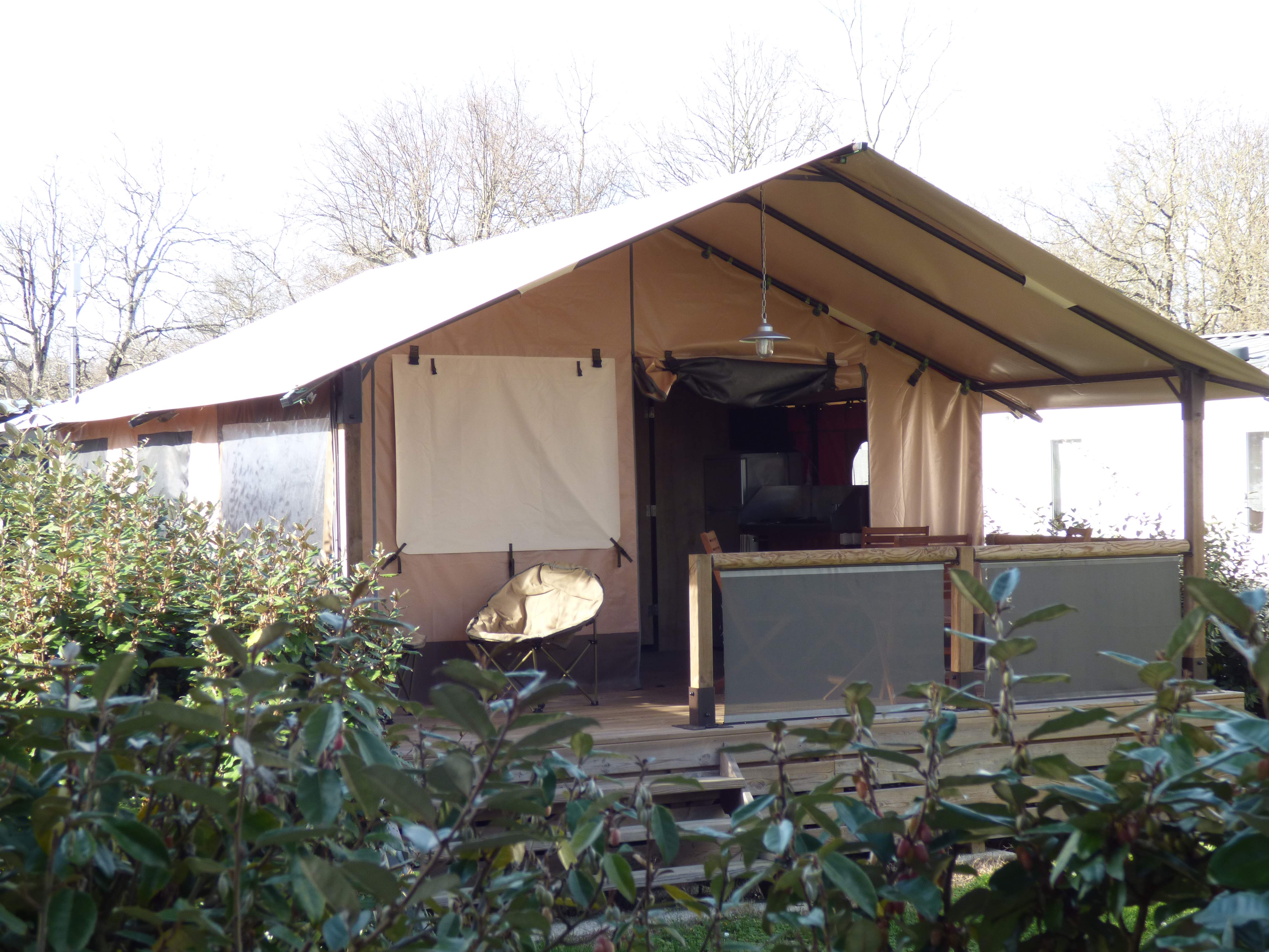 Tente Lodge Luxe 30 M2 - Avec Sanitaires. Tente Lodge Luxe 30 M2 - Avec Sanitaires.