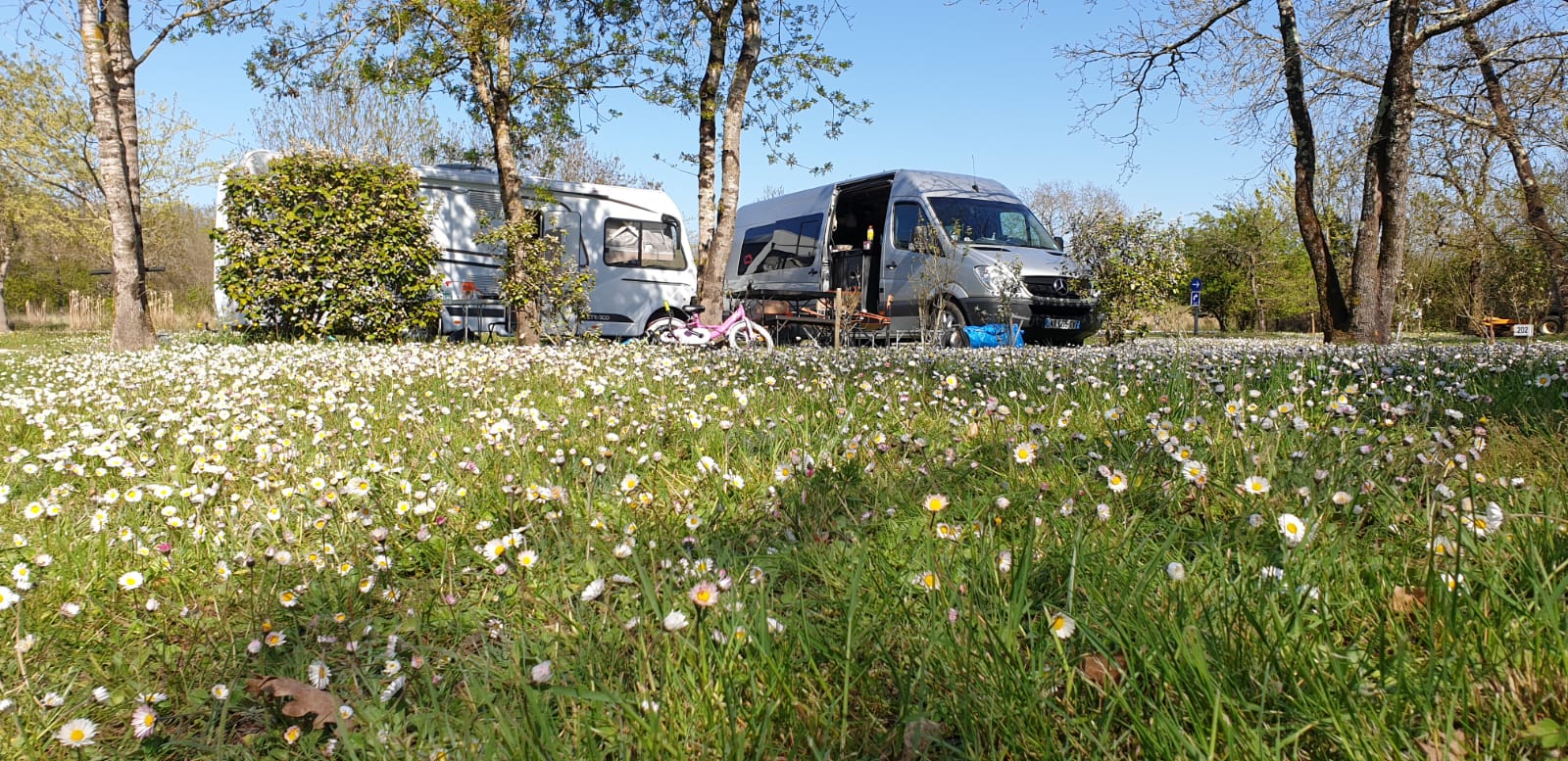 Emplacement : Voiture + Tente/Caravane Ou Camping-Car + Électricité 10 A. Emplacement : Voiture + Tente/Caravane Ou Camping-Car + Électricité 10 A.