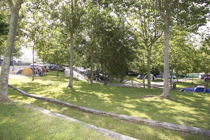 Parcela B 90M² : Coche + Tienda O Caravana