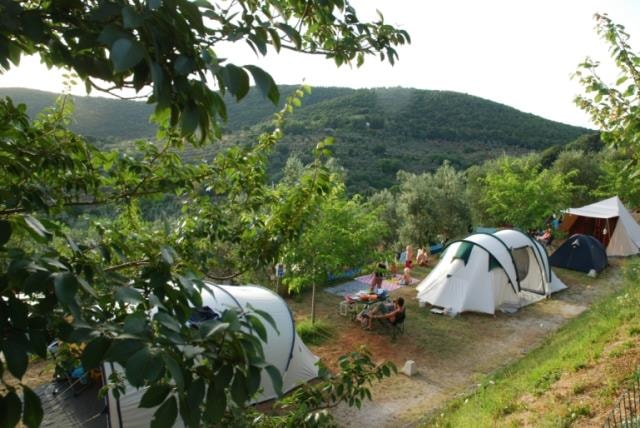 Piazzola : Auto + Tenda/Roulotte O Camper + Elettricità + Raccordo All'acqua Corrente / Scarico