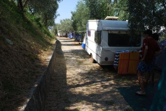 Piazzola : Auto + Tenda/Roulotte O Camper + Elettricità + Raccordo All'acqua Corrente / Scarico
