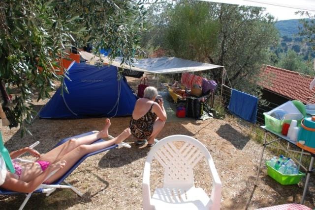 Piazzola : Auto + Tenda/Roulotte O Camper + Elettricità + Raccordo All'acqua Corrente / Scarico