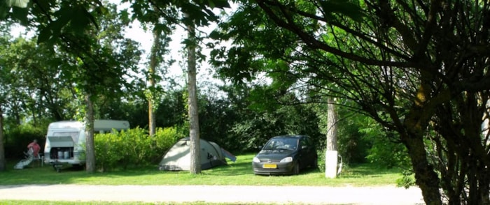 Forfait Simple : Emplacement Tente Ou Caravane Sans Électricité + Véhicule