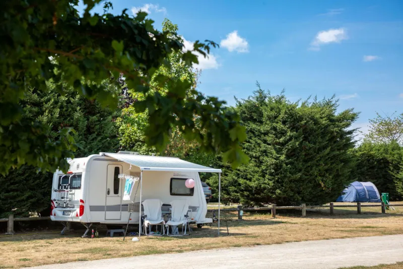 Forfait Curistes 2 Personnes/21 Nuits En Emplacement Avec Électricité, Une Voiture + Une Caravane Ou Un Camping-Car (Animal Domestique Compris)