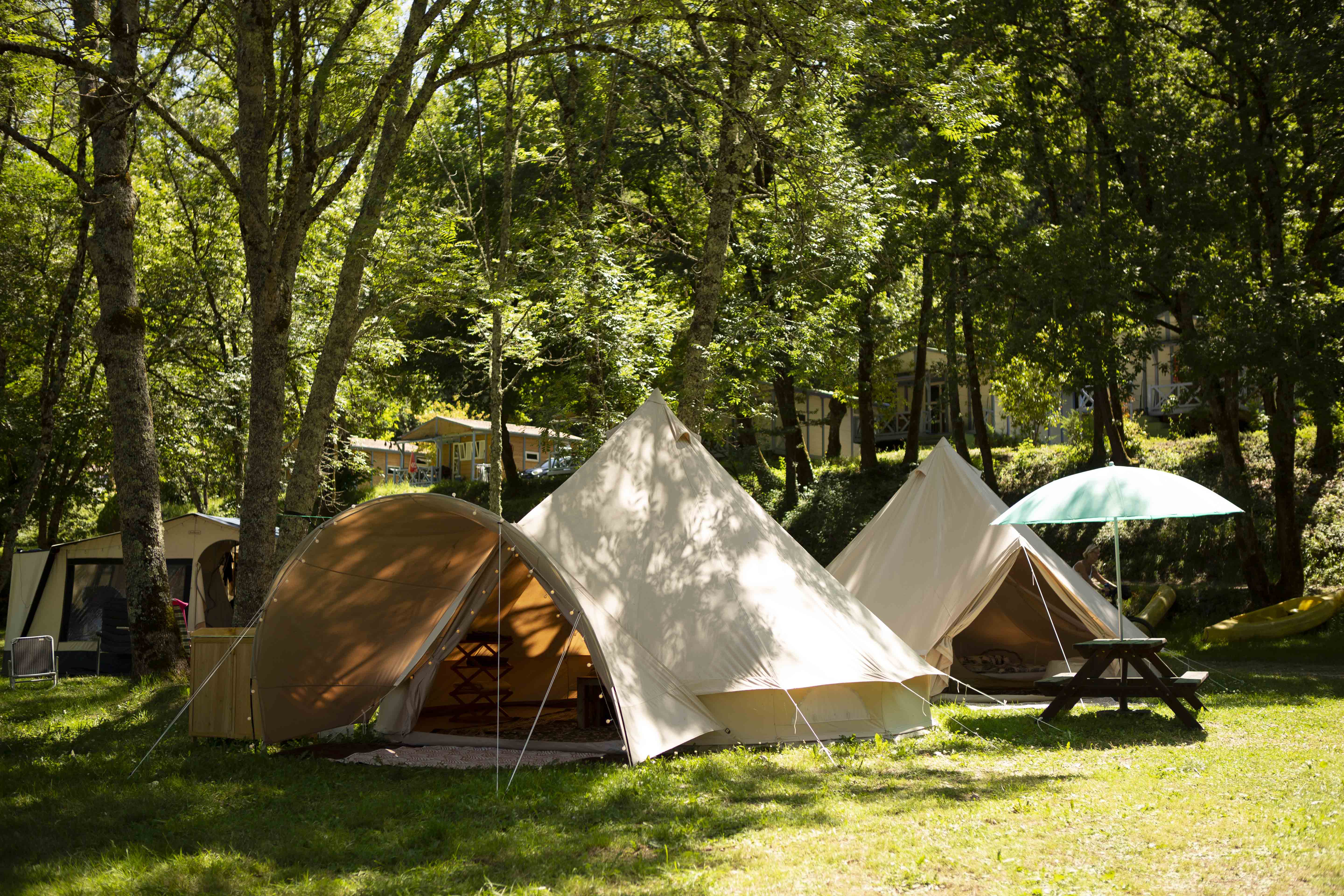 Location - Deux Tentes Bell 6 Pers. (2+4) Vrais Lits, Ca 40M2 2X20, Haut 3. Directement À La Rivière Lot - CAMPING LE CLOS BOUYSSAC