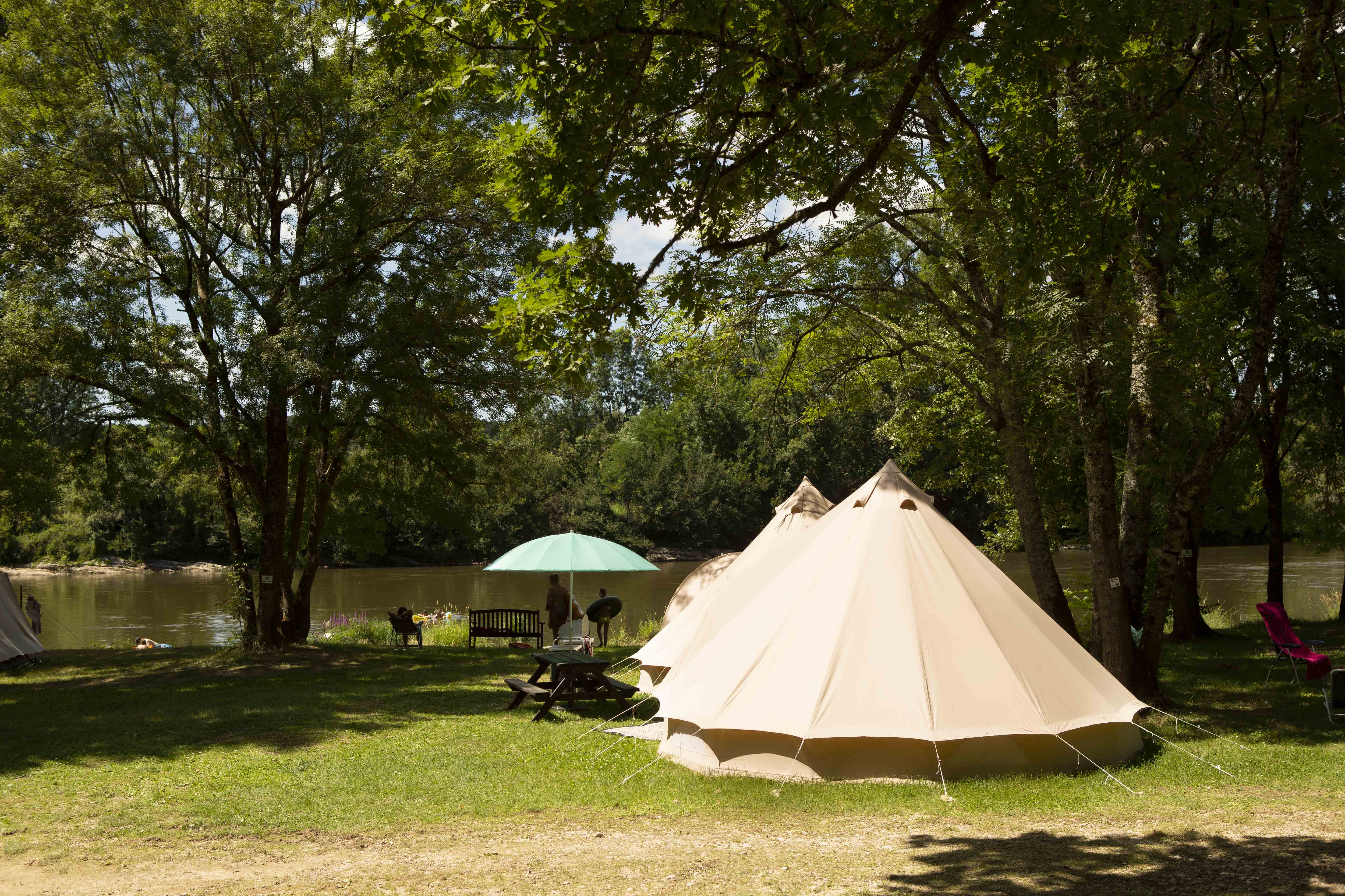 Location - Deux Tentes Bell 6 Pers. (2+4) Vrais Lits, Ca 40M2 2X20, Haut 3. Directement À La Rivière Lot - CAMPING LE CLOS BOUYSSAC