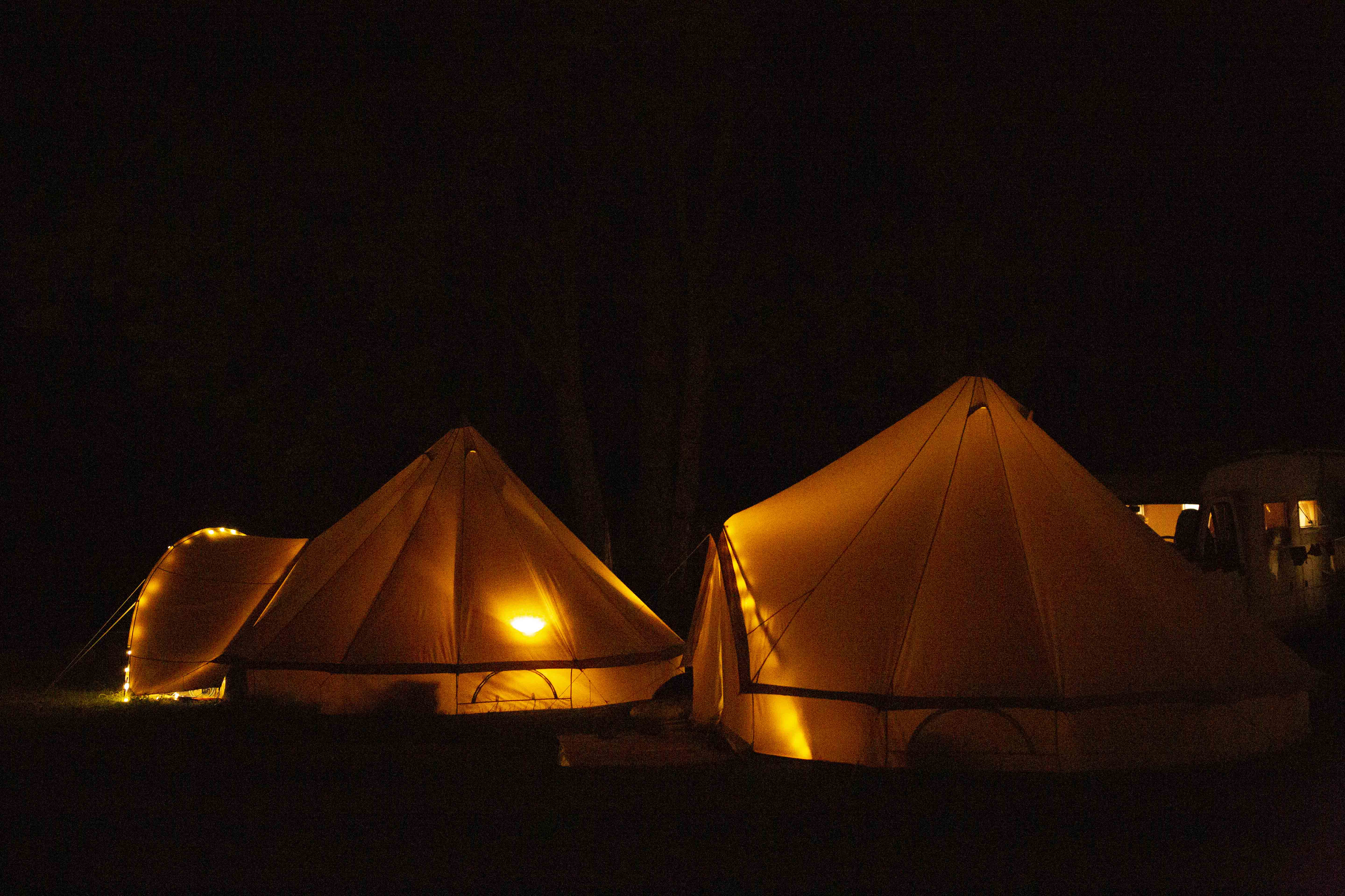 Location - Deux Tentes Bell 6 Pers. (2+4) Vrais Lits, Ca 40M2 2X20, Haut 3. Directement À La Rivière Lot - CAMPING LE CLOS BOUYSSAC
