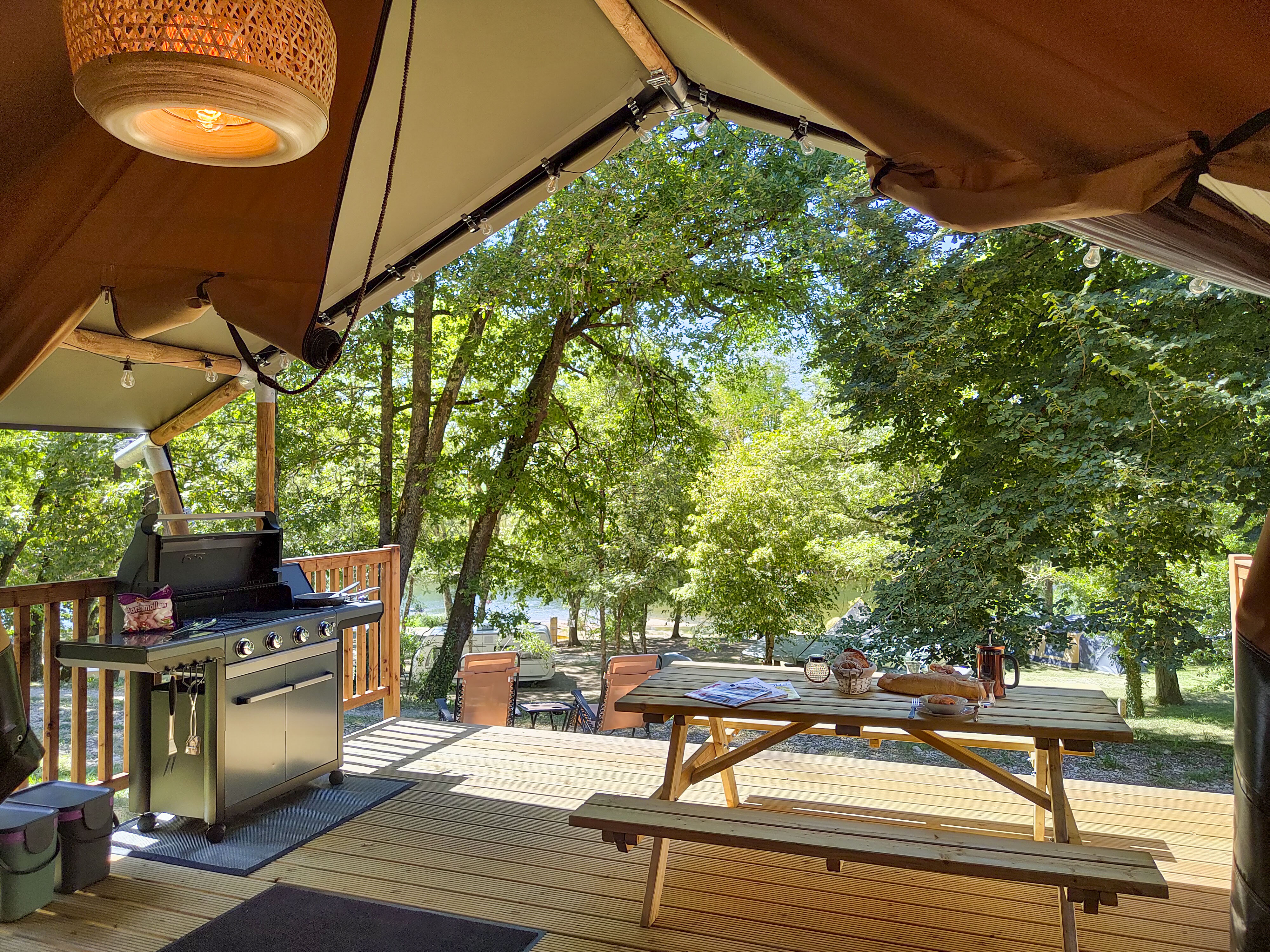 Location - Tente Safari, 4 Personnes Avec Sanitaires Privatifs. - CAMPING LE CLOS BOUYSSAC