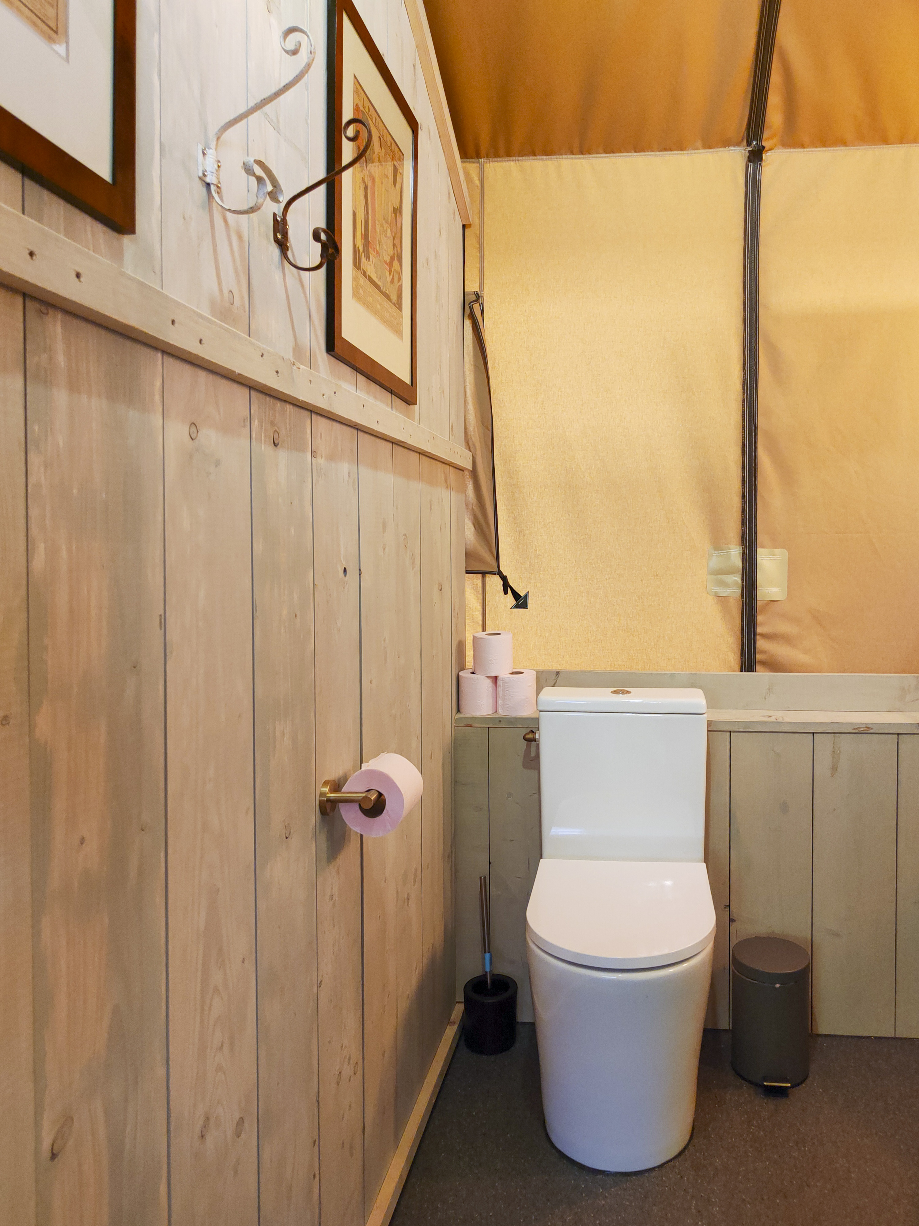 Location - Tente Safari, 4 Personnes Avec Sanitaires Privatifs. - CAMPING LE CLOS BOUYSSAC
