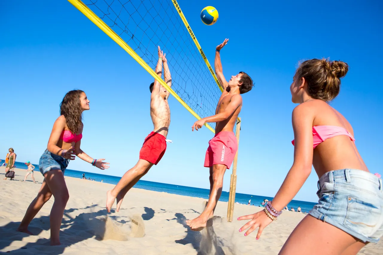 Отдых спорт и развлечение. Пляжный волейбол. Волейбол на пляже. Летний спорт. Волейбол на берегу моря.