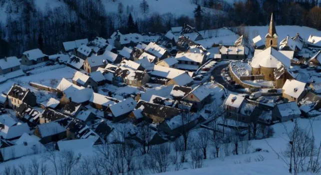 Axel takes you to the Pyrénées mountains - CampingDirect - Image n°1