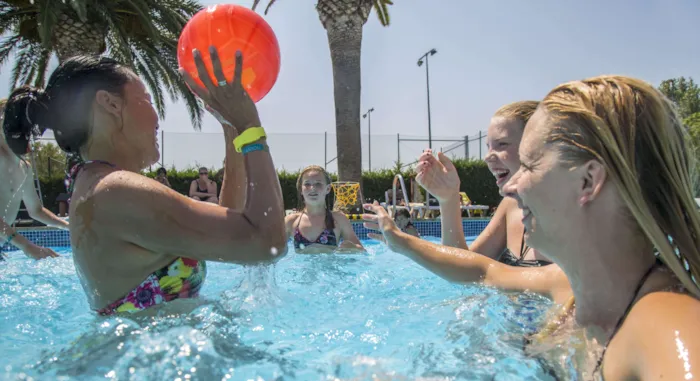 Camping en Catalogne avec piscine - CampingDirect - Image n°2