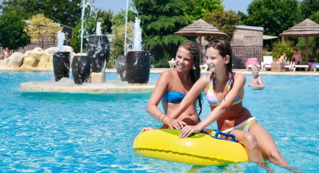 Camping Pays de la Loire avec piscine - CampingDirect - Image n°2