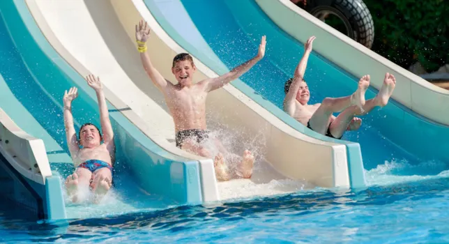 Camping Auvergne avec parc aquatique - CampingDirect - Image n°2