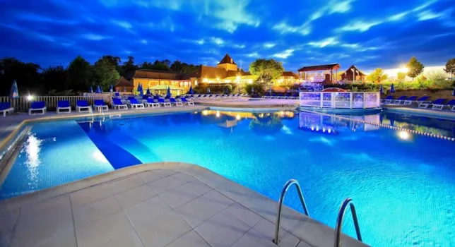 Camping Dordogne avec piscine chauffée - CampingDirect - Image n°1