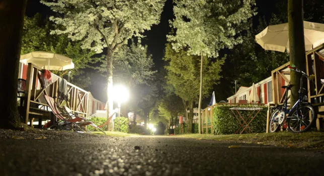 Camping France en bord de lac - CampingDirect - Image n°1