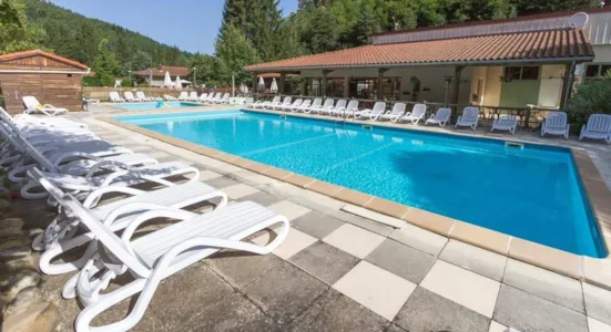 Camping in Auvergne met een zwembad - CampingDirect - Afbeelding n°1