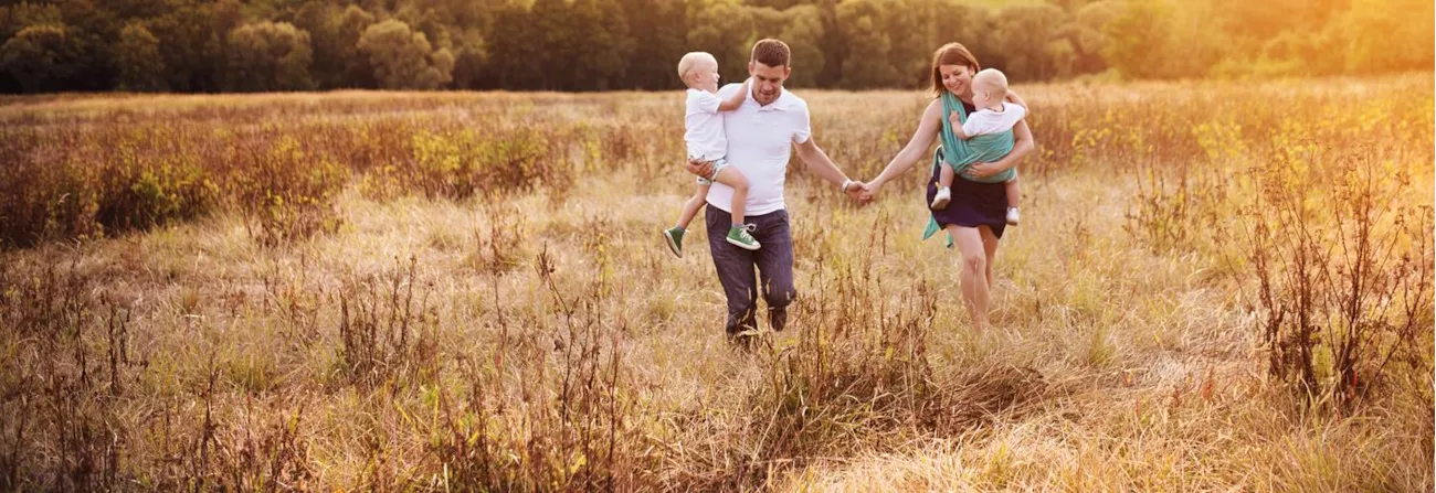 Glückliche Familie bei Spaziergang auf Feld in Natur